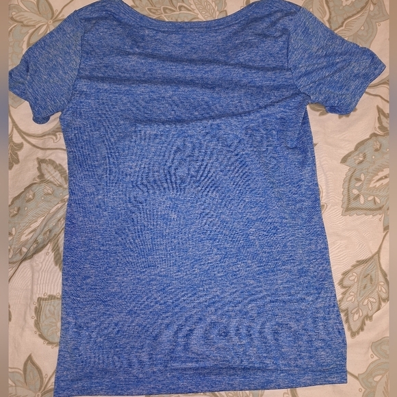 A bundle of 2 small ladies shirts. A Victoria Sport and a Nike dri-fit size smal - Picture 5 of 8